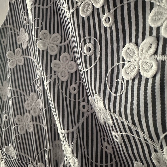 CALVIN KLEIN FLORAL EMBROIDERED GREY AND WHITE DRESS - Picture 4 of 6